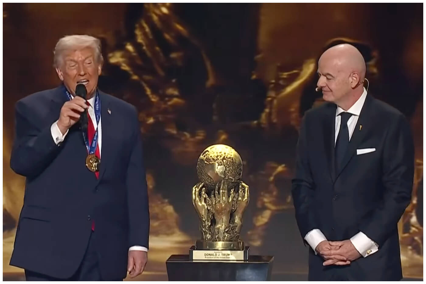 Trump fue condecorado por el titular de la FIFA. (Captura de pantalla © Diario AS- YouTube)