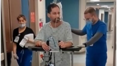 El hombre recibió un multitrasplante, y su única cuidadora es su esposa. (Captura de pantalla © Univisión- YouTube)