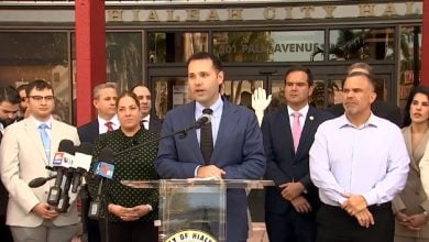 Alcalde de Hialeah, Bryan Calvo, durante una conferencia de prensa. (Captura de pantalla © Telemundo 51)