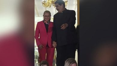 Cilia Flores junto a Nicolás Maduro. (Captura de pantalla © El Mundo-YouTube)