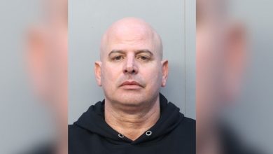 El hombre fue captado en video mientras subía a su esposa a una camioneta a la fuerza. (Foto © Miami-Dade County Corrections and Rehabilitation)