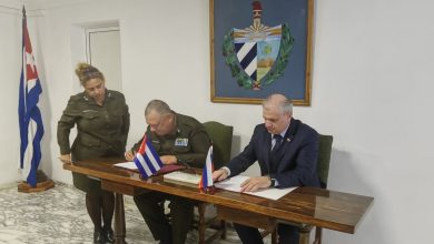 Momento en el que el acuerdo fue firmado. (Foto © Embajada de Rusia en Cuba-Facebook)