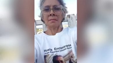 La mujer ha solicitado ayuda para encontrar al joven. (Captura de pantalla © Azteca Noticias-Facebook)