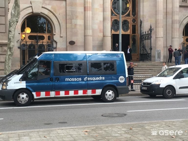 Cubano armado intenta robar joyería en Barcelona, pero vecinos lo detuvieron