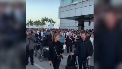 Imágenes de los pasajeros afectados por la suspensión de operaciones. (Captura de pantalla © onlyindade-Instagram)