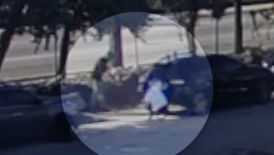 El agresor persiguió a la víctima por el estacionamiento de una cafetería. (Captura de pantalla © Telemundo)