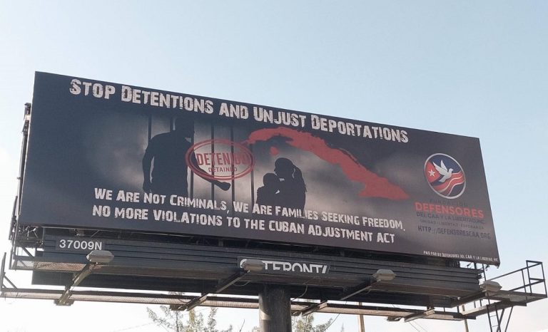 Valla gigante en Florida exige que se respete la Ley de Ajuste Cubano