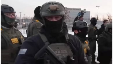 Agentes de ICE cuentan con inmunidad federal para violentar a quien consideren. (Captura de pantalla © Azteca Noticias- YouTube)