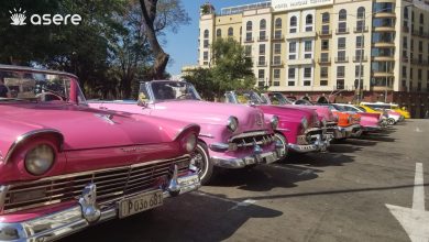 Almendrones a la espera de turistas. (Foto © Asere Noticias)