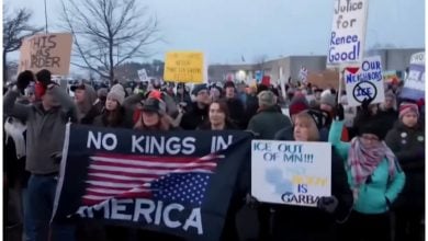 Miles salieron a protestar en Minneapolis contra la represión de ICE. (Captura de pantalla © El País- YouTube)