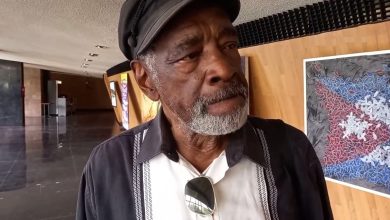 Actor cubano, Alden Knight, durante una entrevista. (Captura de pantalla © Cuban News Agency-Youtube)