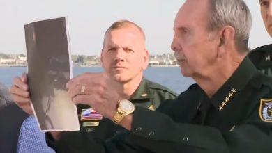 Las autoridades mostraron una fotografía del arma que portaba el sospechoso. (Captura de pantalla © USA en Vivo-YouTube)