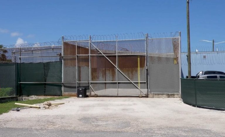 Migrantes cubanos se fugan de un centro de detención en Islas Caimán