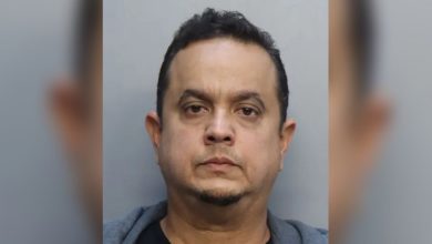 El sujeto vendía prendas “de lujo” que resultaron ser falsificaciones. (Foto © Autoridades de Miami-Dade)