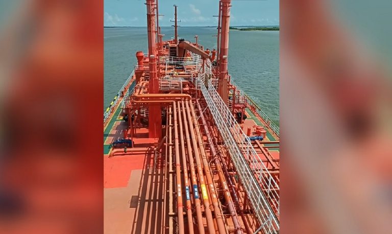 Tanquero cubano recibe autorización para cargar GLP en Venezuela