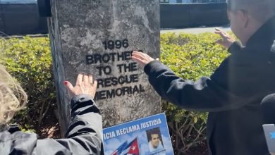 Los familiares de las víctimas rindiendo tributo a 30 años del incidente. (Captura de pantalla © Radio Martí-YouTube)