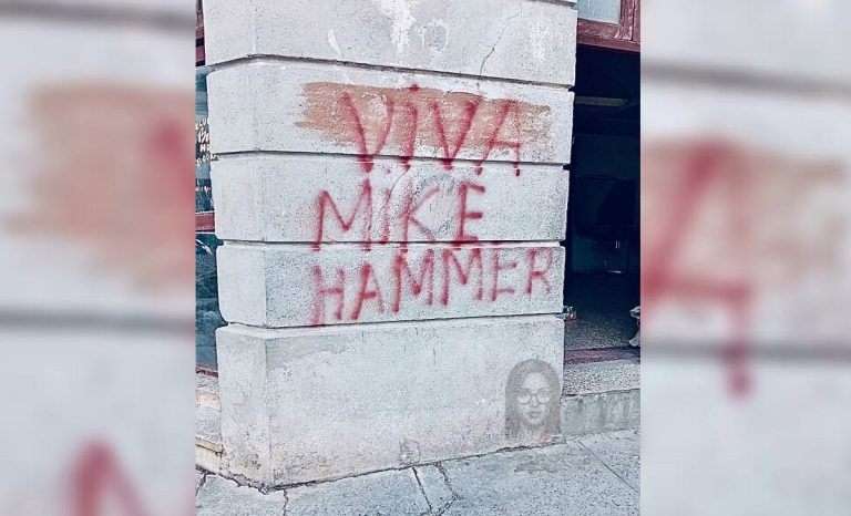 Pintan carteles a favor de Mike Hammer en Santiago de Cuba