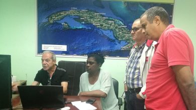 Personal del CENAIS monitoreando las réplicas. (Foto © Centro Nacional de Investigaciones Sismológicas - Cuba-Facebook)
