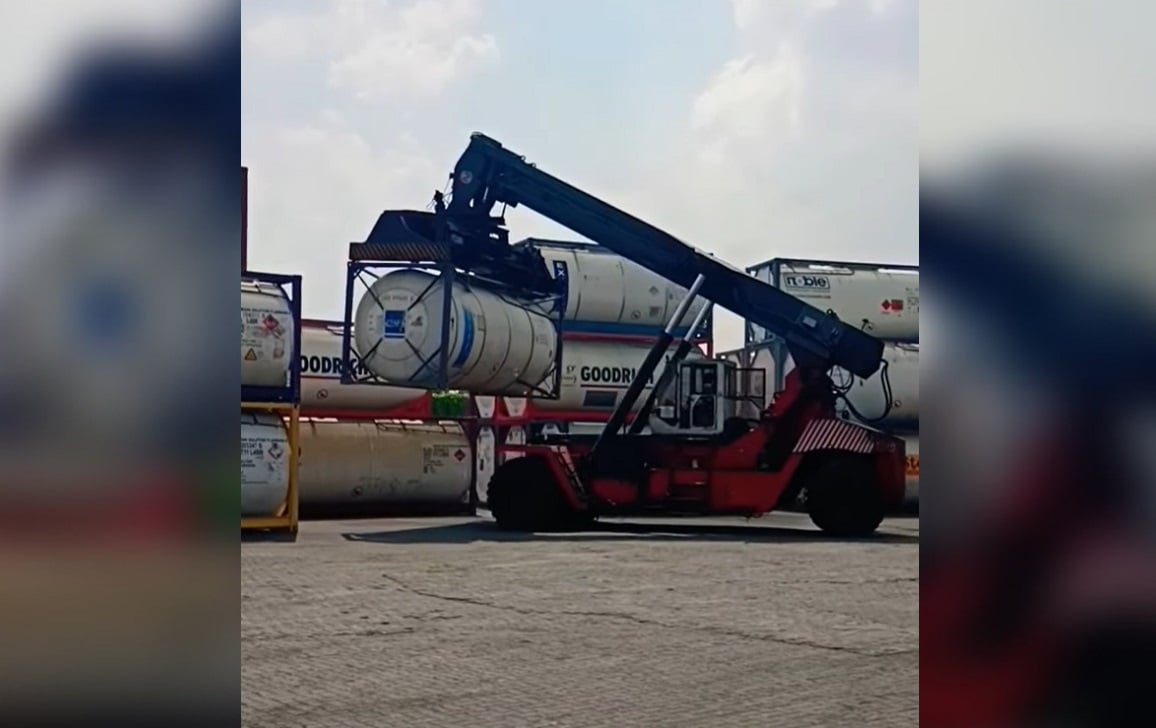 Imagen ilustrativa de tanques ISO siendo descargados. (Captura de pantalla © Aasianstranger-YouTube)