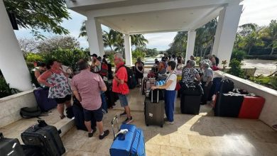 Turistas siendo desalojados del hotel. (Foto © Adelth Bonne Gamboa-Facebook)
