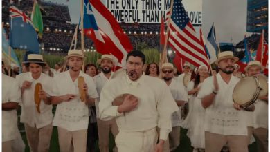 Bad Bunny cerró recordando que América es un continente, no un país. (Captura de pantalla © NFL- YouTube)