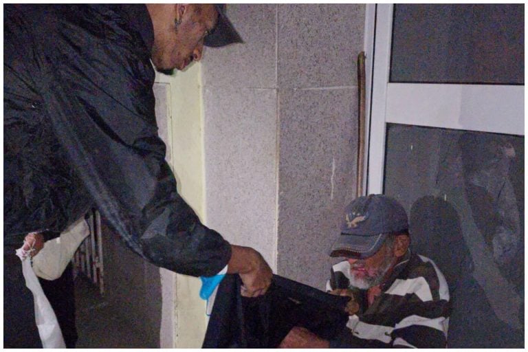 Cubanos católicos reparten chocolate caliente y abrigo a personas sin hogar
