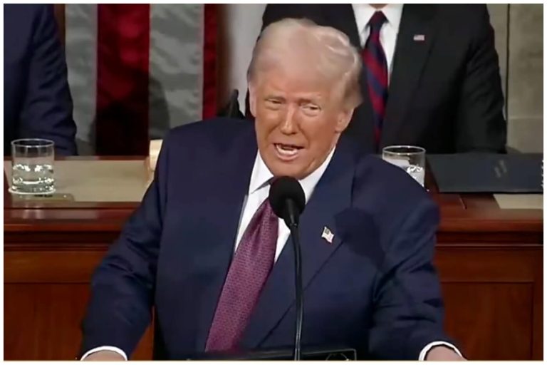 Trump comparte imagen en donde se compara con Jesucristo