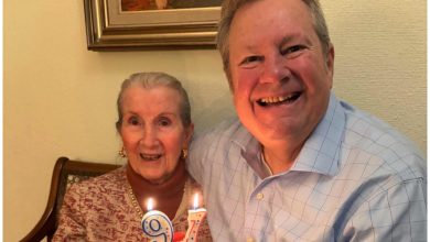 Mike Hammer con su madre de 91 años. (Foto © Mike Hammer- X)
