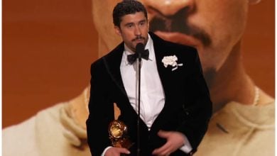 Bad Bunny dedicó sus dos discursos de ganador al tema de la migración. (Captura de pantalla © Recording Academy GRAMMYs- YouTube)