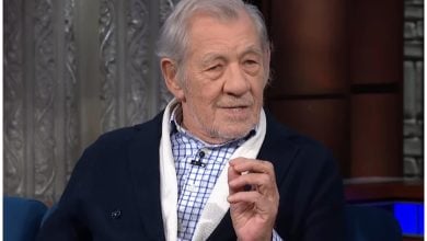 Sir Ian McKellan, icónico actor con más de seis décadas de carrera. (Captura de pantalla © The Late Show with Stephen Colbert- YouTube)