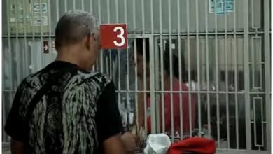 Ventanilla de un banco Bandec en Cuba. (Captura de pantalla © CMKC Radio Revolución- YouTube)