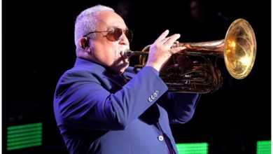 El cantante Williw Colón, uno de los íconos de la salsa. (Captura de pantalla © Discplay productions LLC- YouTube)