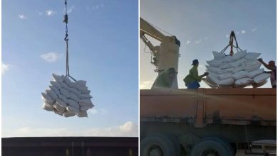 Arroz siendo descargado en la Isla. (Foto © Radio Camagüey-Facebook)