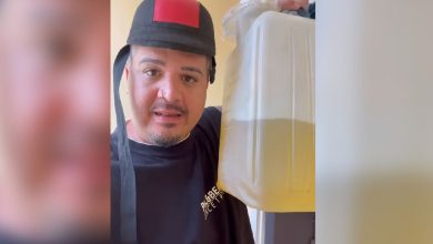 El hombre denunció el ridículo precio que tiene la gasolina. (Captura de pantalla © losfueradrosca-TikTok)