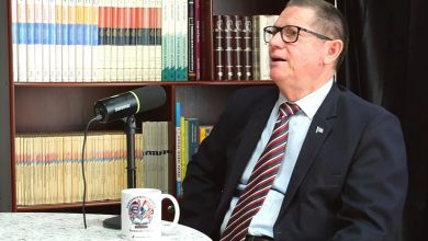 Basilio Gutiérrez, ahora exembajador cubano en Ecuador. (Captura de pantalla © UTOPÍA COMUNICACIONES-YouTube)