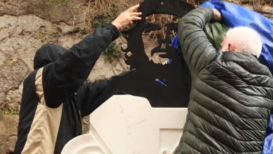 Momento en el que la estatua fue inaugurada en 2025. (Captura de pantalla © La Repubblica-YouTube)