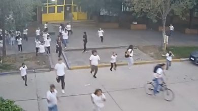 Varios alumnos escaparon del lugar tras escuchar las detonaciones. (Captura de pantalla © Todo Noticias-YouTube)