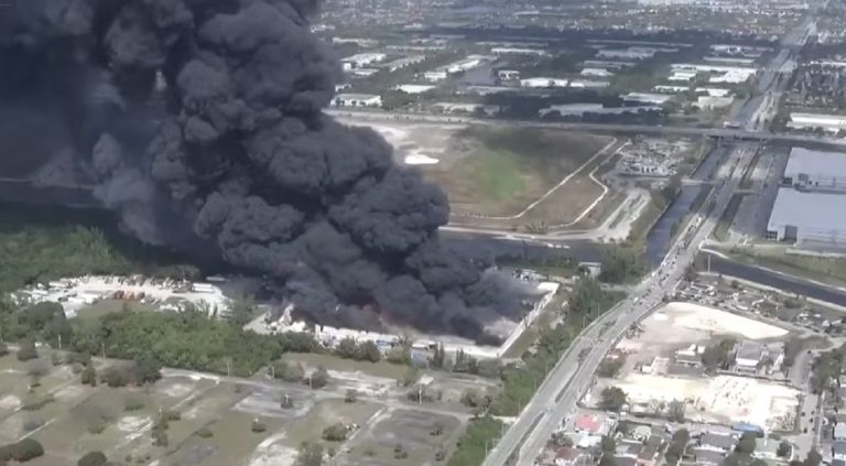 Se registra incendio de gran magnitud al noroeste de Miami-Dade