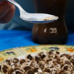 Las semillas de moringa son conocidas por ayudar a limpiar agua sucia, pero es vista como una solución temporal e ineficiente. (Captura de pantalla © Alexander Arias Huaman-YouTube)