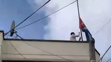 El personal diplomático del régimen retiró la bandera de la sede. (Captura de pantalla © DNews-YouTube)