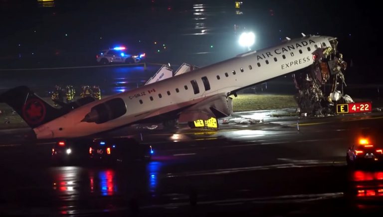 Avión impacta contra un camión de bomberos en aeropuerto de Nueva York