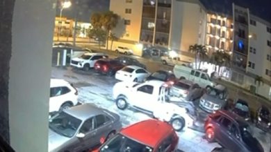 Uno de los vehículos siendo remolcado injustamente. (Captura de pantalla © nmasunivisionmia-TikTok)