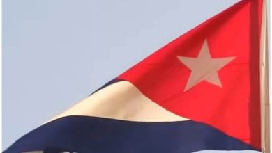 La crisis en Cuba hace a sus ciudadanos emigrar a otros territorios. Bandera de Cuba. Imagen de referencia. (Captura de Pantalla © América TeVé- YouTube)