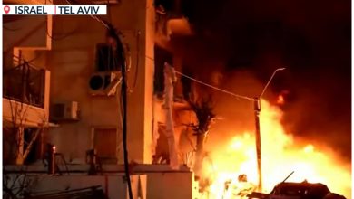 Un misil cayó en el centro de la capital de Israel. (Captura de pantalla © Canal 26- YouTube)