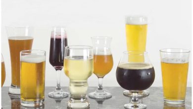 Tarros y vasos de cerveza. Imagen de referencia. (Captura de pantalla © The Savvy Heart- YouTube)