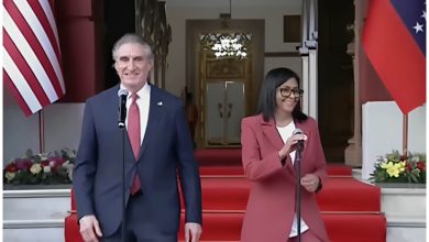 Doug Bardum se reunió con Delcy Rodríguez en Venezuela. (Captura de pantalla © Luigino Bracci Roa desde Venezuela- YouTube)