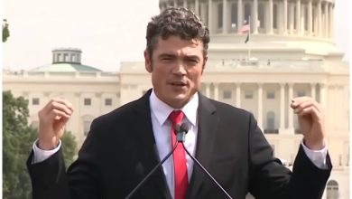 Joe Kent, jefe antiterrorismo de EEUU renunció. (Captura de pantalla © CBS News- YouTube)