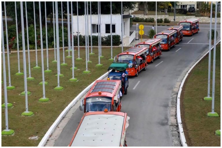 Activistas de convoy humanitario disfrutan los pocos recursos de Cuba