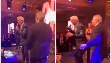 Mike Hammer y Willy Chirino bailan juntos. (Captura de pantalla © Mike Hammer- Facebook)