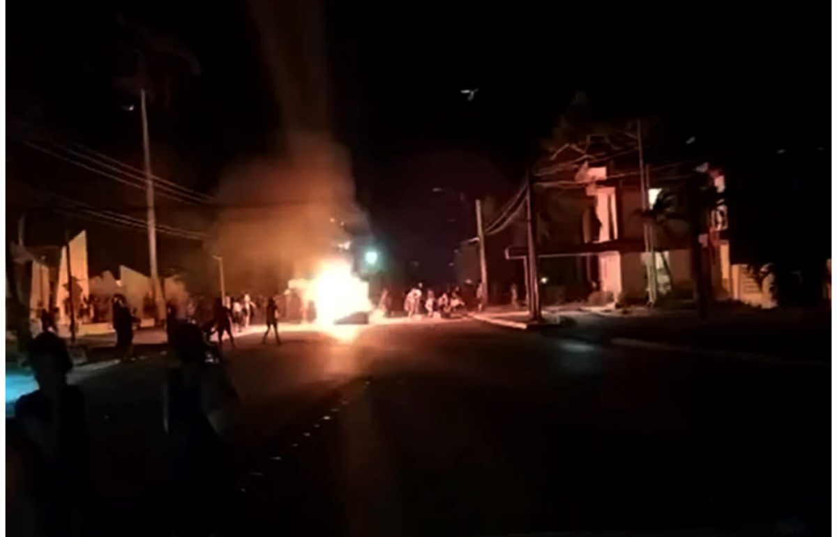 Manifestantes quemaron cede del PCC en Morón. (Captura de pantalla © Facebook)